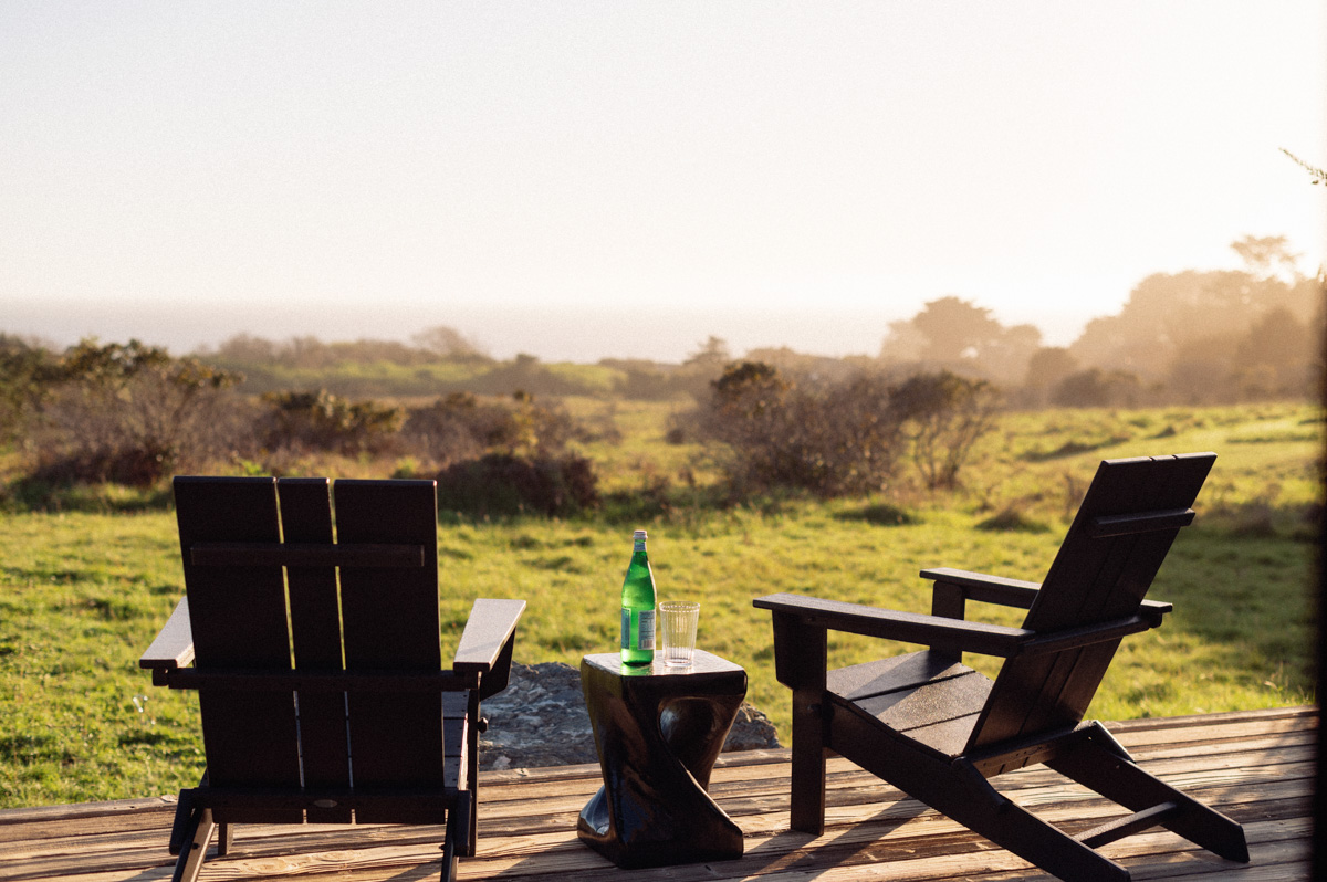 Sea-Ranch-California-Beach-House-with-Pollywood-Deck-Chairs